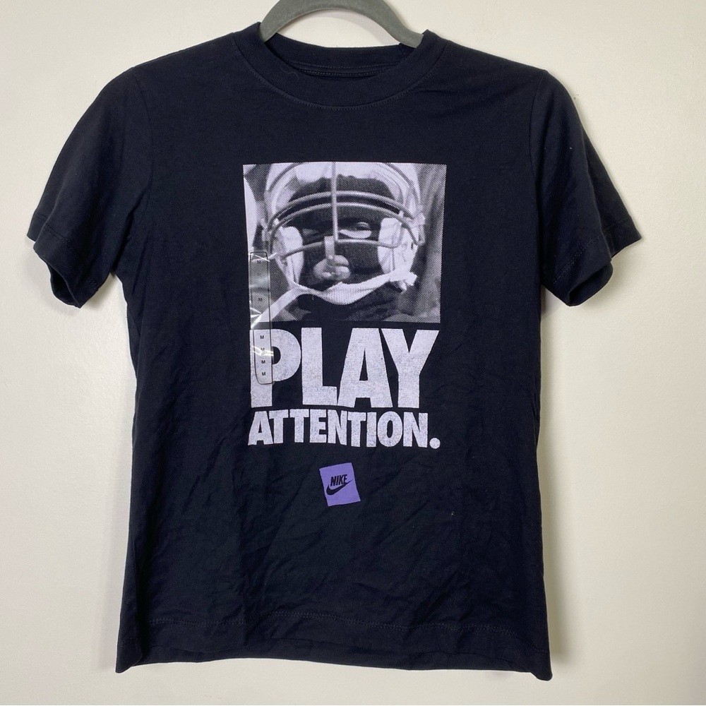 NWT Nike Boys' Play Attention Black Graphic T-Shirt 100% Cotton size Medium